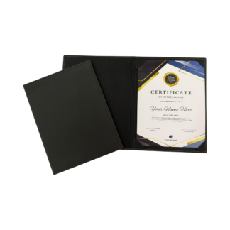 Porta título en curpiel y lona. 4 esquinas para diplomas. 2 tamaños disponibles.